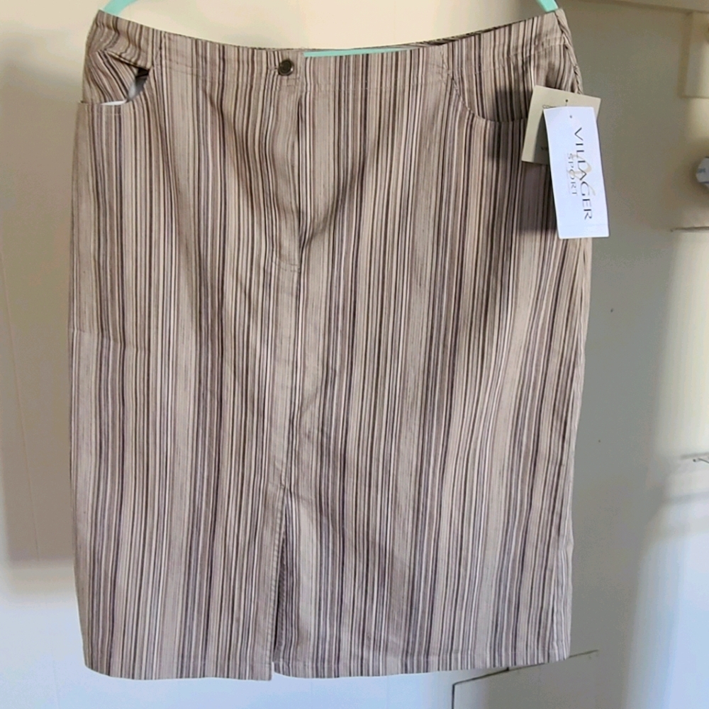 NWT villager a Liz Claiborne company skirt